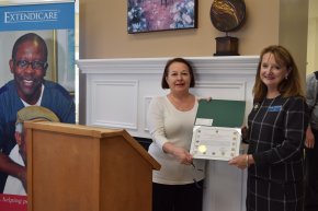 Lyn Fabricius (right), Extendicare’s National Director – Infection Prevention & Control receiving a certificate for Extendicare’s immunization efforts from Janet Friedian, Executive Assistant to MP Geng Tan.